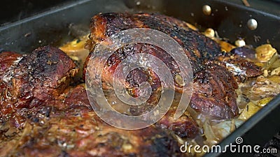 Cuoco unico che cucina la carne di maiale dell'arrosto sulla griglia del barbecue Alimento cucinato con grigliare BBQ stock footage Cuoco unico che cucina la carne di maiale dell'arrosto sulla griglia del barbecue Alimento cucinato con grigliare BBQ stock footage