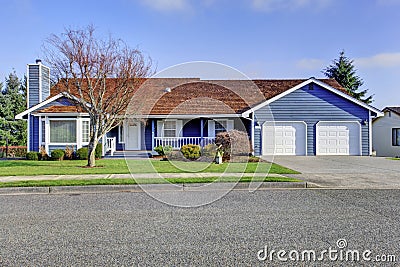 Curb appeal one level American house with blue and white trim Stock Photo