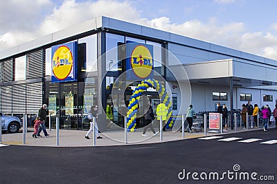 Customers que outside of the brand new Lidl discount store Editorial Stock Photo