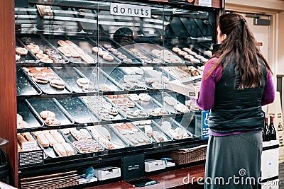 Customers shopping at Safeway supermarket chain in Oregon Editorial Stock Photo
