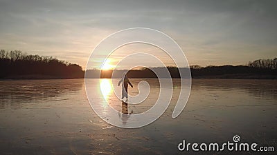 Cute girl gaat buiten schaatsen op zonsondergang Een schoolmeisje geniet van schaatsen op bevroren meer in het winterseizoen stock videobeelden Cute girl gaat buiten schaatsen op zonsondergang Een schoolmeisje geniet van schaatsen op bevroren meer in het winterseizoen stock videobeelden