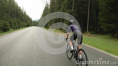 Cycliste à vélo hors de la selle. femme vélo sur vélo. entraînement sportif sur vélo faire cardio fitness entraînement. activité s banque de vidéos Cycliste à vélo hors de la selle. femme vélo sur vélo. entraînement sportif sur vélo faire cardio fitness entraînement. activité s banque de vidéos