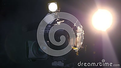 Cámara de vídeo digital profesional, camcoder aislado en fondo negro en srudio de la TV almacen de video Cámara de vídeo digital profesional, camcoder aislado en fondo negro en srudio de la TV almacen de video