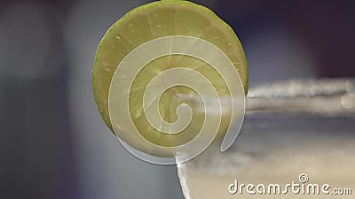 Cóctel con la cal o el limón Cóctel con la cal o el limón