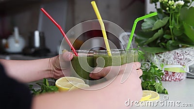Cóctel verde de la vitamina Detox almacen de metraje de vídeo Cóctel verde de la vitamina Detox almacen de metraje de vídeo