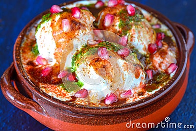 Dahi Vada -Indian snack served in terracotta pot Stock Photo