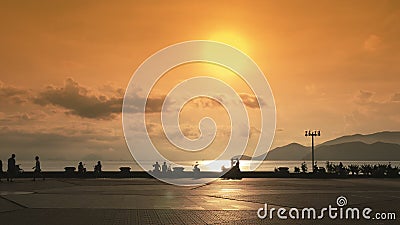 Damm und zentraler Platz Seein der ansicht Nha Trang vietnam Sonnenuntergang mit der Sonne in den gelben Farben stock video footage Damm und zentraler Platz Seein der ansicht Nha Trang vietnam Sonnenuntergang mit der Sonne in den gelben Farben stock video footage