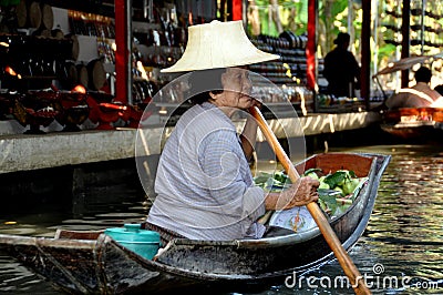 Damnoen Saduak, Thailand: Floating Market Vendor Editorial Stock Photo