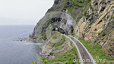Dampfzug gehen vom Tunnel Dampfzug gehen vom Tunnel