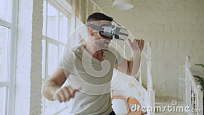 Dancing allegro del giovane mentre ottenendo esperienza facendo uso di 360 vetri della cuffia avricolare di VR di realtà virtuale stock footage Dancing allegro del giovane mentre ottenendo esperienza facendo uso di 360 vetri della cuffia avricolare di VR di realtà virtuale stock footage