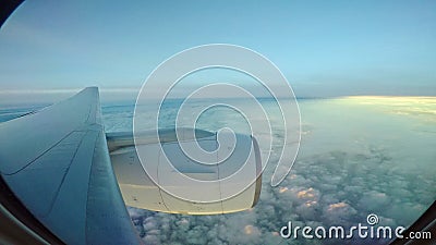 Dans toute la vue plate de fenêtre du vol d'avion à réaction au-dessus du scape de nuage banque de vidéos Dans toute la vue plate de fenêtre du vol d'avion à réaction au-dessus du scape de nuage banque de vidéos