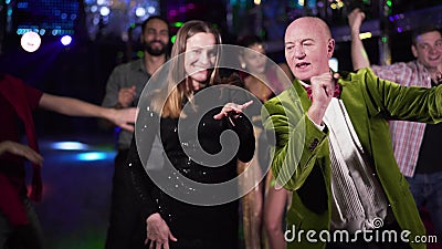 Danse du caucase âgée joyeuse d'homme et de jeune femme dans la boîte de nuit. Personnes positives de différents âges assis dans banque de vidéos Danse du caucase âgée joyeuse d'homme et de jeune femme dans la boîte de nuit. Personnes positives de différents âges assis dans banque de vidéos