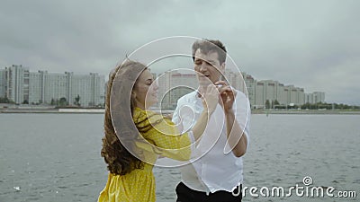 Dança atrativa feliz da mulher com seu noivo na terraplenagem na cidade video estoque Dança atrativa feliz da mulher com seu noivo na terraplenagem na cidade video estoque