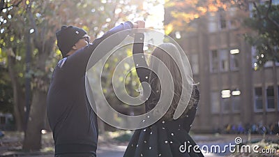 Dança feliz dos pares no parque do outono vídeos de arquivo Dança feliz dos pares no parque do outono vídeos de arquivo