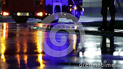 Das Fahrzeug des Feuerwehrmanns, welches die Straße nachts säubert Das Fahrzeug des Feuerwehrmanns, welches die Straße nachts säubert