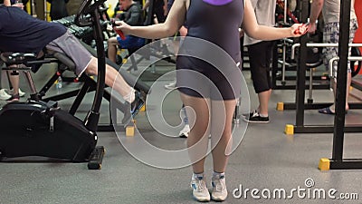 Das überladenes Frauenspringen fangen die Turnhalle, den Gewichtsverlust und die Eignung, LangsammO ein Das überladenes Frauenspringen fangen die Turnhalle, den Gewichtsverlust und die Eignung, LangsammO ein