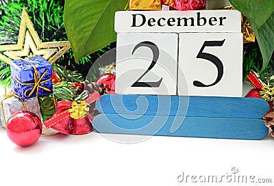 Date 25th December with plants and Christmas decoration background Stock Photo