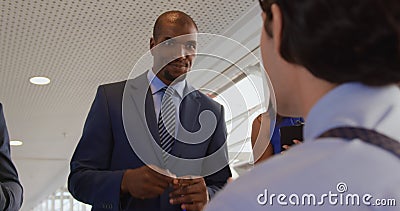 De aanwezigen bij een bedrijfsconferentie verzamelen zijn naambadge aangezien hij aankomt stock footage De aanwezigen bij een bedrijfsconferentie verzamelen zijn naambadge aangezien hij aankomt stock footage