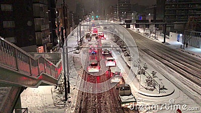 De auto's plakten in Tokyo als voetgangers en verkeersstrijd tijdens een zeldzaam sneeuwonweer stock footage De auto's plakten in Tokyo als voetgangers en verkeersstrijd tijdens een zeldzaam sneeuwonweer stock footage