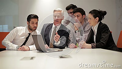 De bedrijfsmensen groeperen zich op vergadering op modern startkantoor, De bedrijfsmensen groeperen zich op vergadering op modern startkantoor,