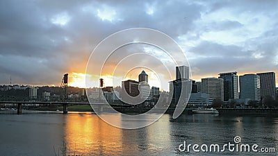 De de Stadshorizon Van de binnenstad van Portland Oregon met het Bewegen van Wolken en Zonnestralen bij de Tijdspanne van de Zonso stock video De de Stadshorizon Van de binnenstad van Portland Oregon met het Bewegen van Wolken en Zonnestralen bij de Tijdspanne van de Zonso stock video