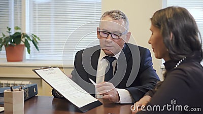 De deskundige op hoog niveau in financiële wet overtuigt zijn cliënt om proces tegen bedrijf te zingen stock videobeelden De deskundige op hoog niveau in financiële wet overtuigt zijn cliënt om proces tegen bedrijf te zingen stock videobeelden
