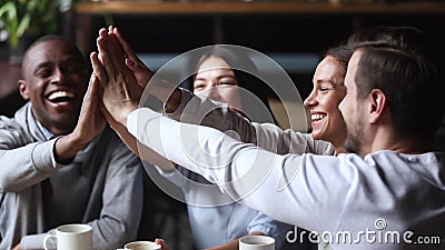 De diverse jonge gelukkige vrienden sluiten zich aan bij handen die hoogte vijf samen geven stock footage De diverse jonge gelukkige vrienden sluiten zich aan bij handen die hoogte vijf samen geven stock footage