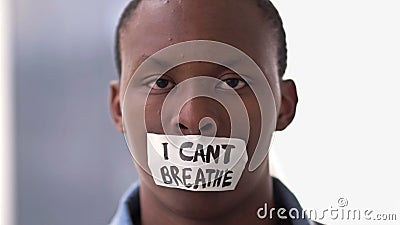 De donkere man op de lippen heeft een sticker met het inscriptie i cant ademhalen. is een slogan gekoppeld aan de zwarte stock footage De donkere man op de lippen heeft een sticker met het inscriptie i cant ademhalen. is een slogan gekoppeld aan de zwarte stock footage