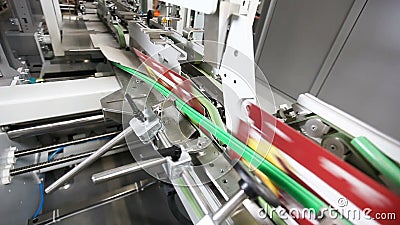De dozen van het het transport per lopende bandkarton van de productiefabriek voor de voedselindustrie stock video De dozen van het het transport per lopende bandkarton van de productiefabriek voor de voedselindustrie stock video