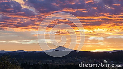 De Film van de tijdtijdspanne van Kleurrijke Zonsopgang en Bewegende Wolken over Stad van Gelukkige Vallei met Onderstelkap in de stock videobeelden De Film van de tijdtijdspanne van Kleurrijke Zonsopgang en Bewegende Wolken over Stad van Gelukkige Vallei met Onderstelkap in de stock videobeelden