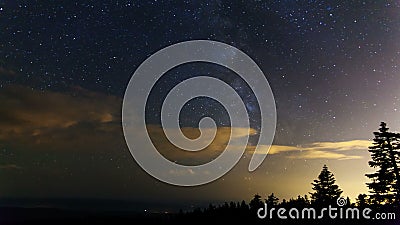 De Film van de tijdtijdspanne van Melkweg met het Bewegen van Wolken en Shooting Stars bij Nacht van Lariksberg in Portland Orego stock video De Film van de tijdtijdspanne van Melkweg met het Bewegen van Wolken en Shooting Stars bij Nacht van Lariksberg in Portland Orego stock video
