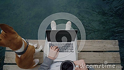 De Freelancerwerken aangaande zijn laptop openlucht naast meer, die op vijver zitten stock video De Freelancerwerken aangaande zijn laptop openlucht naast meer, die op vijver zitten stock video