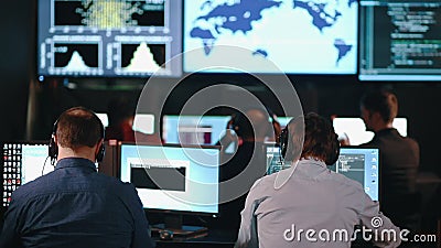 De groep Mensen in Opdracht Control Center vulde met Vertoningen, Vierend Succesvol Rocket Launch stock videobeelden De groep Mensen in Opdracht Control Center vulde met Vertoningen, Vierend Succesvol Rocket Launch stock videobeelden