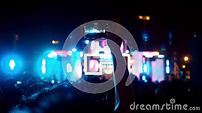 De handen van publiek overbevolken mensen die foto met mobiel smartphoneoverleg nemen op muziekfestival stock videobeelden De handen van publiek overbevolken mensen die foto met mobiel smartphoneoverleg nemen op muziekfestival stock videobeelden