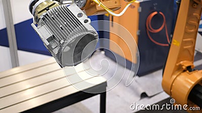 De industriële bewegingen van de robotmanipulator die in de controleeenheid geprogrammeerd zijn De werken van het robotmechanisme stock videobeelden De industriële bewegingen van de robotmanipulator die in de controleeenheid geprogrammeerd zijn De werken van het robotmechanisme stock videobeelden