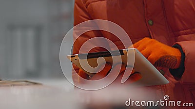 De ingenieur controleert de documenten op tablet binnen nieuw modern de industriepakhuis stock footage De ingenieur controleert de documenten op tablet binnen nieuw modern de industriepakhuis stock footage