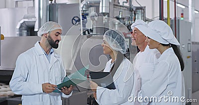 De ingenieur van de bakkersbedrijfmens zijn hulp en bakkerschef-kok en jonge bakkersdame heeft een vergadering, menseningenieur h stock footage De ingenieur van de bakkersbedrijfmens zijn hulp en bakkerschef-kok en jonge bakkersdame heeft een vergadering, menseningenieur h stock footage