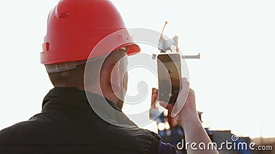De ingenieursarbeider op een booreiland neemt foto met smartphone De olieindustrie die mobiele telefoonmededeling gebruiken stock videobeelden De ingenieursarbeider op een booreiland neemt foto met smartphone De olieindustrie die mobiele telefoonmededeling gebruiken stock videobeelden