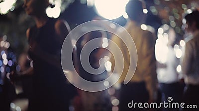 De jongeren danst en hebt pret Veel wijnglazen op groene lijst De discobal spint helder en glanst Langzame Motie stock videobeelden De jongeren danst en hebt pret Veel wijnglazen op groene lijst De discobal spint helder en glanst Langzame Motie stock videobeelden