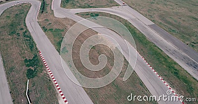 De luchtlengte van autorennenspoor met hoekenkampioenschap cinematic drijven kijkt de asfalt gebrande mede hoge snelheid van de b stock video De luchtlengte van autorennenspoor met hoekenkampioenschap cinematic drijven kijkt de asfalt gebrande mede hoge snelheid van de b stock video