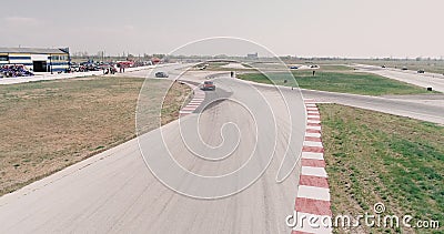 De luchtlengte van autorennenspoor met hoekenkampioenschap cinematic drijven kijkt de asfalt gebrande mede hoge snelheid van de b stock video De luchtlengte van autorennenspoor met hoekenkampioenschap cinematic drijven kijkt de asfalt gebrande mede hoge snelheid van de b stock video