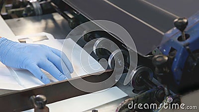 De machine van de de oppervlaktedruk van de Flexopers in een fabriek van drukflexography stock videobeelden De machine van de de oppervlaktedruk van de Flexopers in een fabriek van drukflexography stock videobeelden