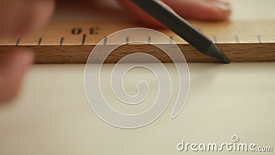De manierontwerper kleedt maker gebruikend heerser De manierontwerper kleedt maker gebruikend heerser