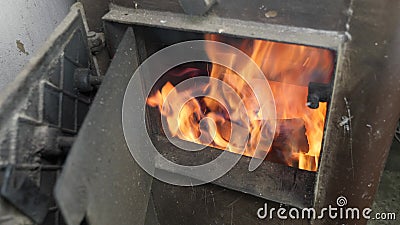 essay Wasserette Kalmerend Man Gooit Brandhout in Houtkachel. Oekraïense Authentieke Oude Oven.  Mannetje Brandt Dennenhout in Fireplace. Man Gooit Ons Stock Video - Video  of vlam, gloeien: 207900031