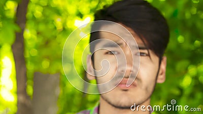 De mens zonder glazen kan niet om het even wat zien stock footage De mens zonder glazen kan niet om het even wat zien stock footage