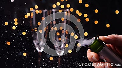 De openingsclose-up van de champagnefles Mousserende wijn over de Achtergrond van Vakantiebokeh Langzame Motie stock video De openingsclose-up van de champagnefles Mousserende wijn over de Achtergrond van Vakantiebokeh Langzame Motie stock video