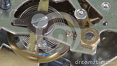 De oude analoge klok past wielen in motie aan stock footage De oude analoge klok past wielen in motie aan stock footage