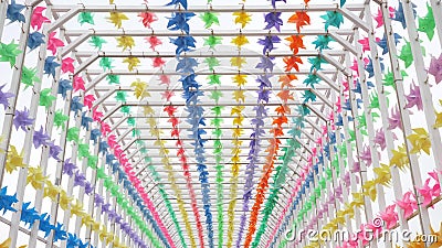 De oude stad trof voor Carnaval-festival voorbereidingen Feestelijke decoratie kleurrijke vlaggen voor openluchtpartij of huwelij stock footage De oude stad trof voor Carnaval-festival voorbereidingen Feestelijke decoratie kleurrijke vlaggen voor openluchtpartij of huwelij stock footage