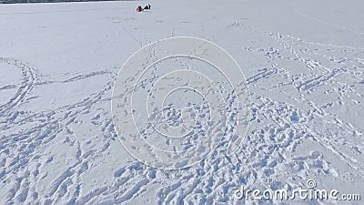 De pret van de winter De mensen op het bevroren meer zijn bezig geweest met deltaplaning en de winter visserij stock videobeelden De pret van de winter De mensen op het bevroren meer zijn bezig geweest met deltaplaning en de winter visserij stock videobeelden