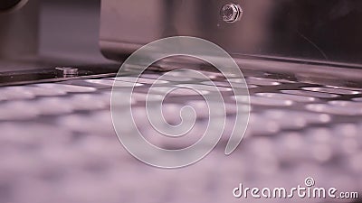 De productie van de tabletpil Verschroeiende transportband Binnenland van een farmaceutisch de industriemateriaal om pillendozen stock video De productie van de tabletpil Verschroeiende transportband Binnenland van een farmaceutisch de industriemateriaal om pillendozen stock video